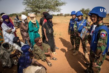 Membros da missão da ONU no Mali, Minusma, falando com a população em Gao, no norte do país