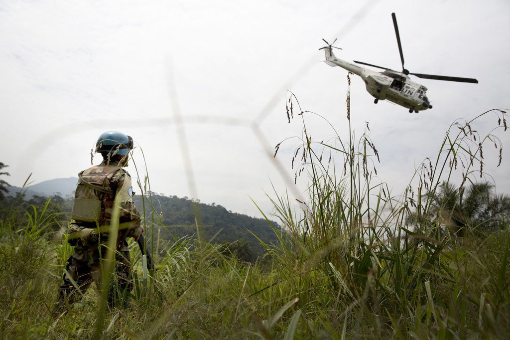 Kikosi cha kulinda amani cha Uruguay cha MONUSCO katika Jamhuri ya Kidemokrasia ya Kongo kinatazama helikopta ya Umoja wa Mataifa ikisafirisha ofisa.
