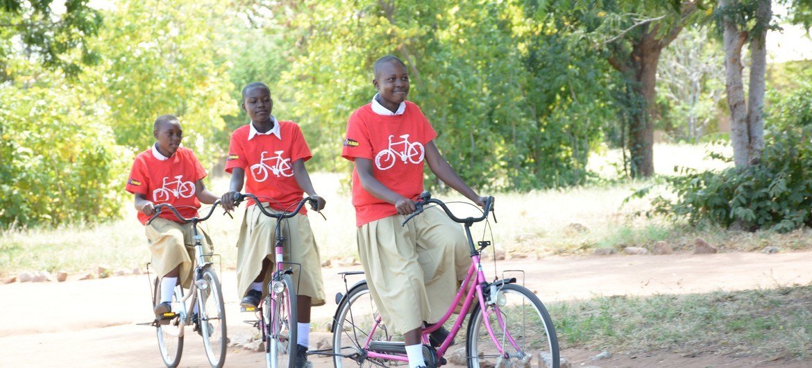  'Une fille, Un vélo', une initiative d'une organisation non gouvernementale en Tanzanie qui vise à fournir des bicyclettes aux écolières pour assurer leur mobilité à destination et en provenance de l'école.