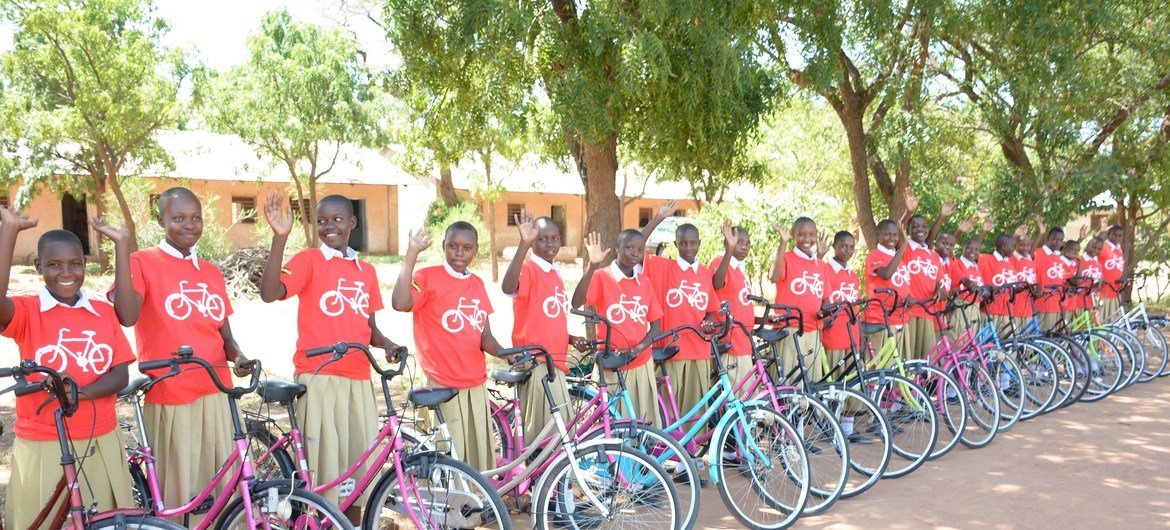 مبادرة "فتاة ودراجة" تنفذها منظمة غير حكومية في تنزانيا لتوفير الدراجات للطالبات لتيسير حركتهن من وإلى المدرسة.