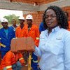 Winnie Kakunta est responsable du développement des PME au service des relations communautaires de Barrick Lumwana Mining. L'entreprise s'est associée au Zambia Green Jobs Programme dirigé par l'OIT pour construire des logements avec des matériaux locaux 