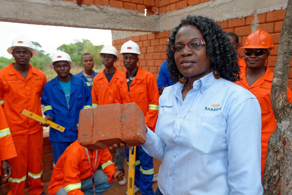 Winnie Kakunta est responsable du développement des PME au service des relations communautaires de Barrick Lumwana Mining. L'entreprise s'est associée au Zambia Green Jobs Programme dirigé par l'OIT pour construire des logements avec des matériaux locaux 