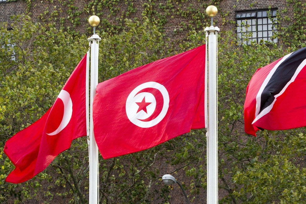 Le drapeau tunisien (au centre) flottant au siège des Nations Unies à New York.