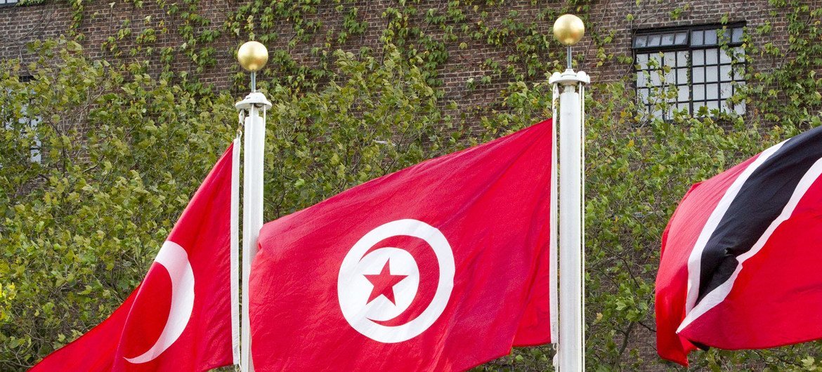 A bandeira da Tunísia (centro)  no mastro na sede das Nações Unidas em Nova Iorque.
