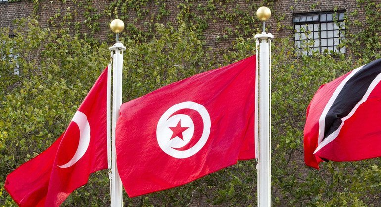 Le drapeau tunisien (au centre) flottant au siège des Nations Unies à New York.
