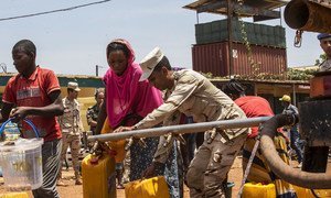 Soldado de paz egípcio da missão da ONU na República Centro-Africana, Minusca, ajuda a distribuir água na capital Bangui.