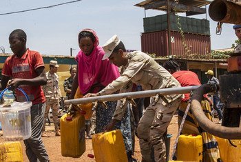 Soldado de paz egípcio da missão da ONU na República Centro-Africana, Minusca, ajuda a distribuir água na capital Bangui.