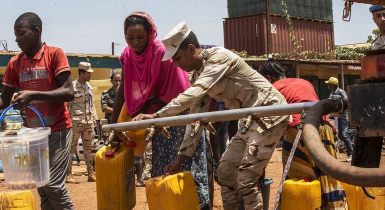 Soldado de paz egípcio da missão da ONU na República Centro-Africana, Minusca, ajuda a distribuir água na capital Bangui.