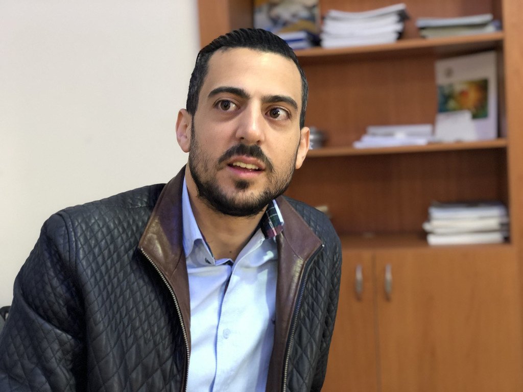 الصحفي الفلسطيني الشاب فادي حجاز، أحد المشاركين في برنامج الأمم المتحدة لتدريب الإعلاميين الفلسطينيين عام 2015. التقطت الصورة في القدس. نوفمبر/تشرين الثاني 2018.