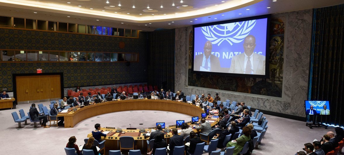 A wide view of the Security Council as Raisedon Zenenga (on screen right), Deputy Special Representative of the Secretary-General for the UN Assistance Mission in Somalia (UNSOM), and Francisco Caetano Jose Madeira (on screen left), Special Representative