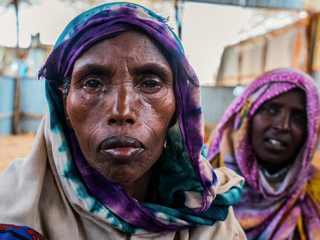 Des femmes déplacées dans un centre d'aide du Programme alimentaire mondial situé dans le camp KM-13 à la périphérie de Mogadiscio. Nombre de ces personnes ont marché pendant des jours depuis leurs villages ruraux en quête de nourriture (mars 2017)