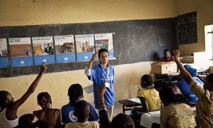 Um membro da equipe civil da ONU explica o mandato da missão de manutenção da paz, Minusma, para estudantes em Bamako, no Mali.