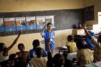 Um membro da equipe civil da ONU explica o mandato da missão de manutenção da paz, Minusma, para estudantes em Bamako, no Mali.