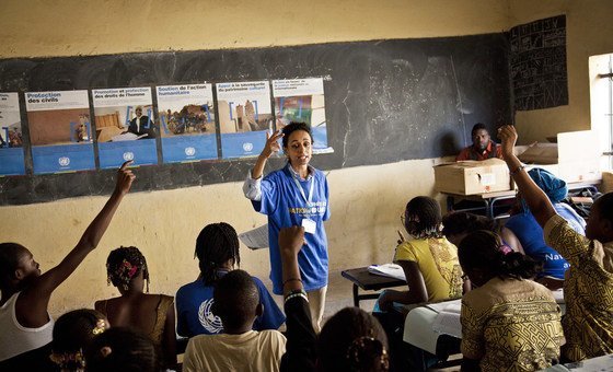 Um membro da equipe civil da ONU explica o mandato da missão de paz, Minusma, para estudantes em Bamako, no Mali.