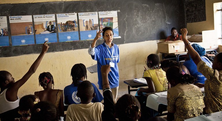 موظفة مدنية تابعة للأمم المتحدة تشرح لطلاب المدارس في باماكو، مالي، مهام ولاية بعثة حفظ السلام للبعثة الأممية المتكاملة المتعددة الأبعاد لتحقيق الاستقرار في مالي.  (ملف 2013)