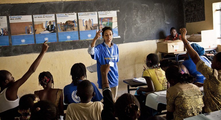 Um membro da equipe civil da ONU explica o mandato da missão de paz, Minusma, para estudantes em Bamako, no Mali.