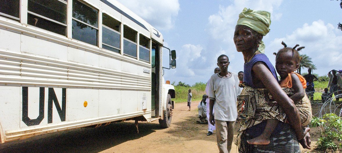 Миротворческие миссии ООН делают все, чтобы защитить местное население (Сьерра-Леоне, 2006)