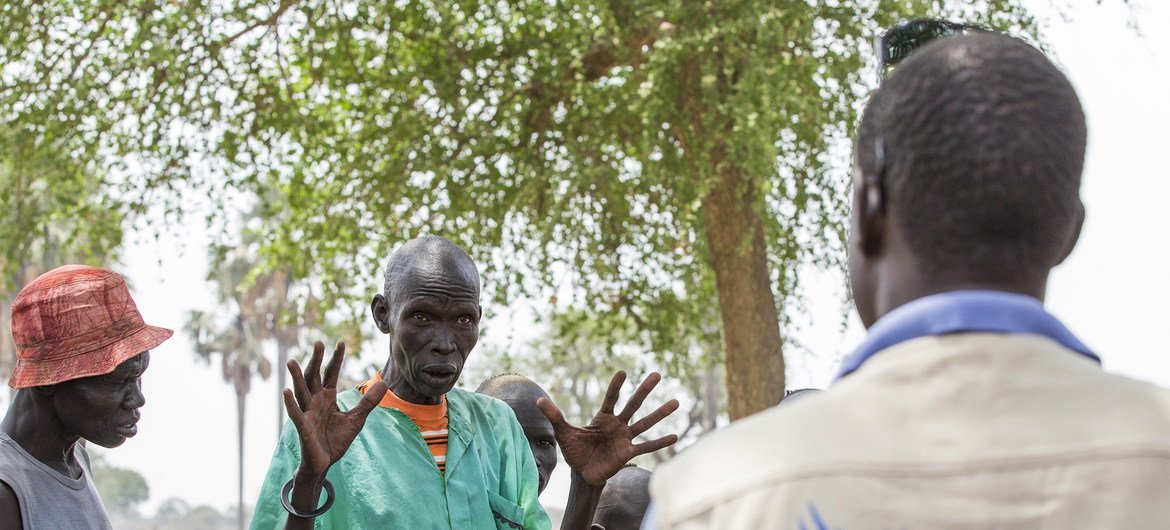Un funcionario de derechos humanos de las Naciones Unidas en Sudán del Sur escucha las quejas de un hombre en la región de los lagos del país. (archivo Abril 2015)