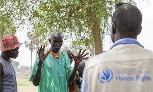 واحد من موظفي حقوق الإنسان التابعين للأمم المتحدة في جنوب السودان يستمع إلى مخاوف يعبر عنها رجل في منطقة البحيرات في البلاد. (ملف أبريل 2015)