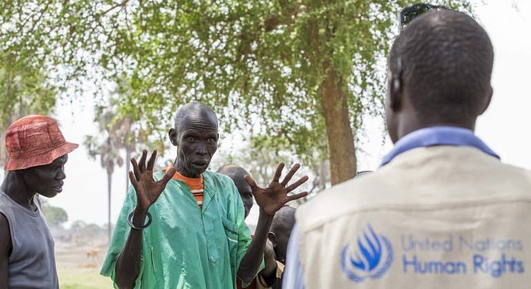 Um oficial de direitos humanos da ONU no Sudão do Sul ouve as preocupações de um homem na região dos lagos do país.