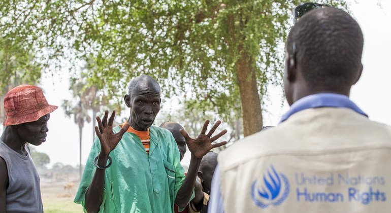 واحد من موظفي حقوق الإنسان التابعين للأمم المتحدة في جنوب السودان يستمع إلى مخاوف يعبر عنها رجل في منطقة البحيرات في البلاد. (ملف أبريل 2015)