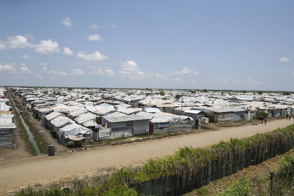 Mnamo mwaka wa 2019, watu wapatao 200,000 walikuwa wakihifadhiwa katika vituo vya Umoja wa Mataifa vya ulinzi wa raia huko Sudan Kusini. (maktaba 2017)
