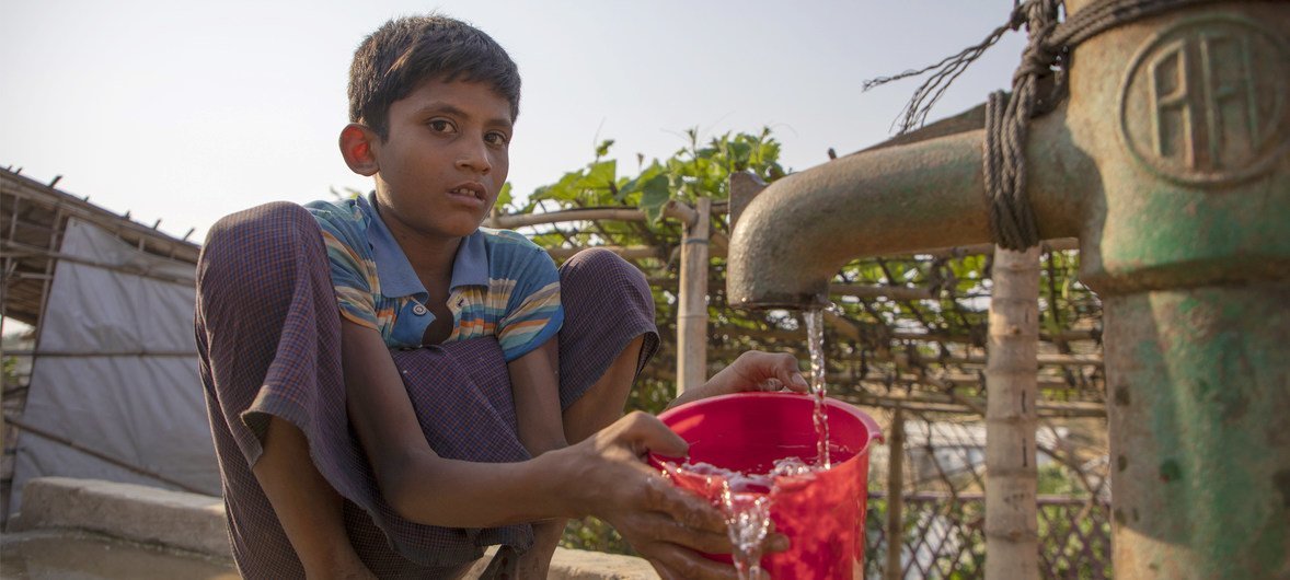طفل لاجئ يقوم بجمع المياه عند نقطة ماء في مخيم كوتوبالونج للاجئين، بنغلاديش
