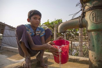 孟加拉国的库图帕朗难民营内，一名罗兴亚难民男童正在汲水。