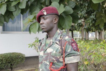Le caporal Ali Khamis Omary, de la Tanzanie, a été sauvé par le soldat Chancy Chitete, du Malawi, lors d'une opération dans l'Est de la République démocratique du Congo.