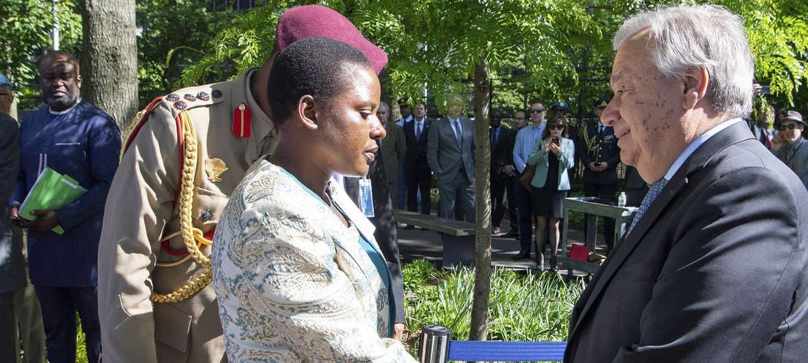 El Secretario General de las Naciones Unidas, António Guterres (d), consuela a Lachel Chitete Mwenechanya, la viuda del soldado Chancy Chitete, un exmiembro de las fuerzas de mantenimiento de la paz de las Naciones Unidas de Malawi.