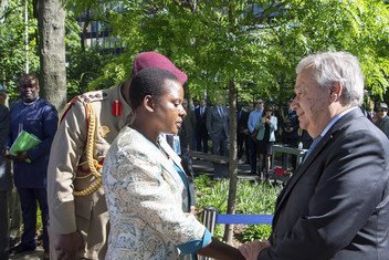 Генеральный секретарь ООН Антониу Гутерриш с вдовой рядового Читете, который был удостоен медали "За исключительную отвагу". Миротворцец из Малави погиб, спасая жизнь товарища. 