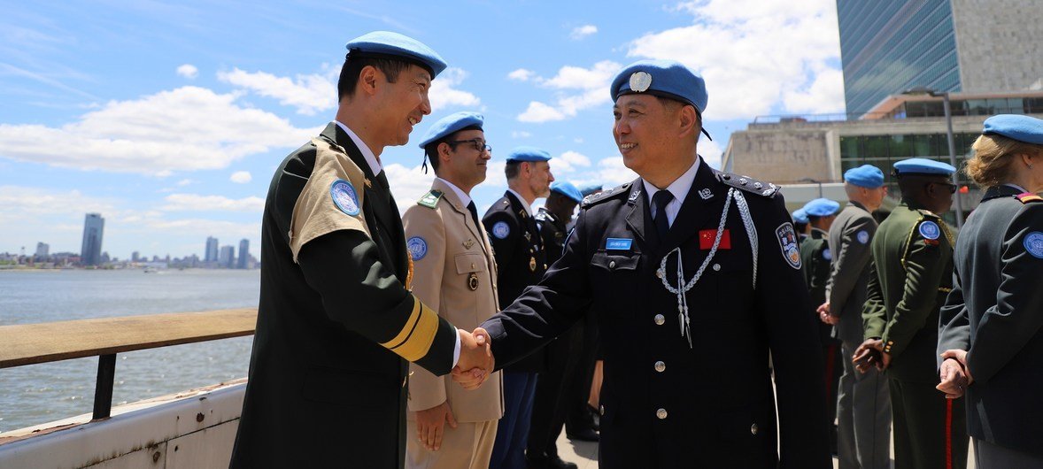 联合国维和行动部警察司副司长杨少文(右)与被授勋的端木栋林中校。