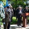 El Secretario General António Guterres (en el estrado) hace uso de la palabra durante la ceremonia en homenaje al personal de mantenimiento de la paz caído en conmemoración del Día Internacional del Personal de Paz de la ONU.