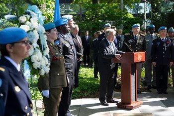 El Secretario General António Guterres (en el estrado) hace uso de la palabra durante la ceremonia en homenaje al personal de mantenimiento de la paz caído en conmemoración del Día Internacional del Personal de Paz de la ONU.