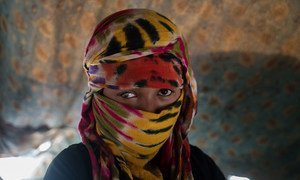 17岁的杰汗（Jehan）在2015年也门战争开始时逃离了家乡，来到一个流离失所者定居点。在丈夫殴打并虐待她，导致她右眼失明，之后，丈夫抛弃了她。 她现在和其他家人住在一个破旧的避难所里。 （2017年4月14日图片）