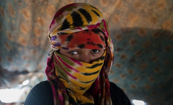 Jehan, de 17 anos, fugiu de casa, no Iêmen, devido a violência sexual. Agora, vive em um abrigo. 