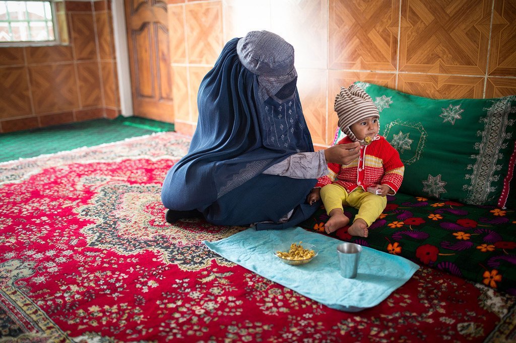 L'UNICEF assiste Nargas pour s'assurer que fille âgée de 15 mois Arzo ne fasse pas partie des enfants malnutris en Afghanistan.