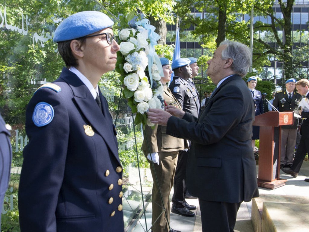 为纪念联合国维持和平人员国际日举行的敬献花圈仪式。