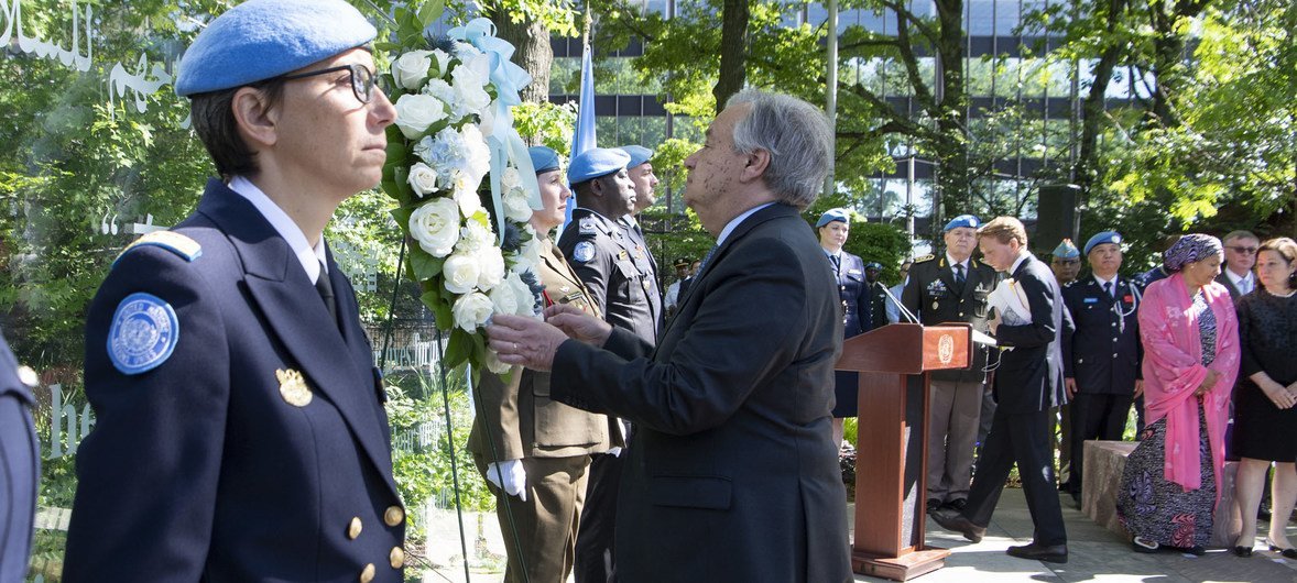 António Guterres deposita uma coroa de flores em homenagem aos soldados da paz falecidos em serviço.