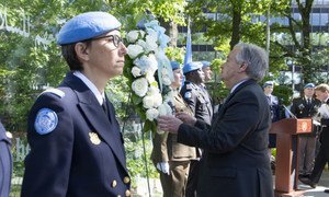 António Guterres deposita uma coroa de flores em homenagem aos soldados da paz falecidos em serviço.