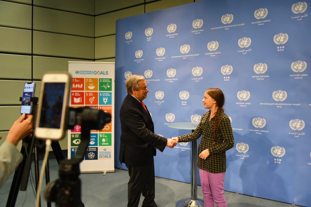 Le Secrétaire général de l'ONU, António Guterres, rencontre l'adolescente suédoise militante pour le climat, Greta Thunberg, à Vienne, en Autriche.