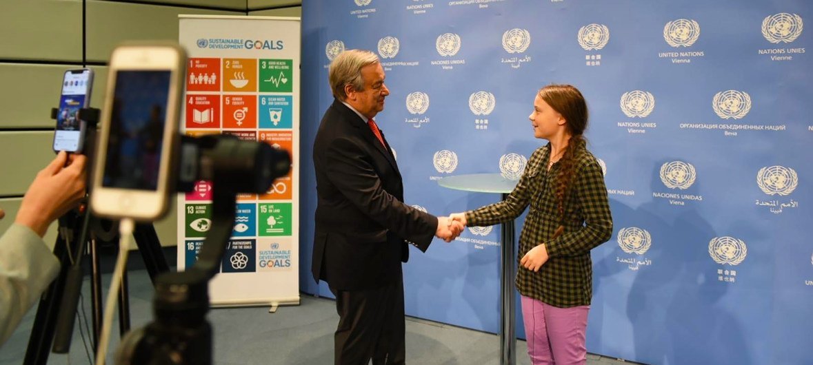 Guterres e a jovem ativista Greta Thunberg na sede da ONU em Viena,