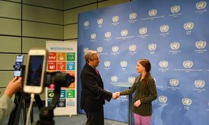 Guterres e a jovem ativista Greta Thunberg na sede da ONU em Viena,