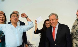 The UN Secretary-General António Guterres (r) meets cellist and UN Messenger of Peace, Yo-Yo Ma in Vienna during a Day of Action.