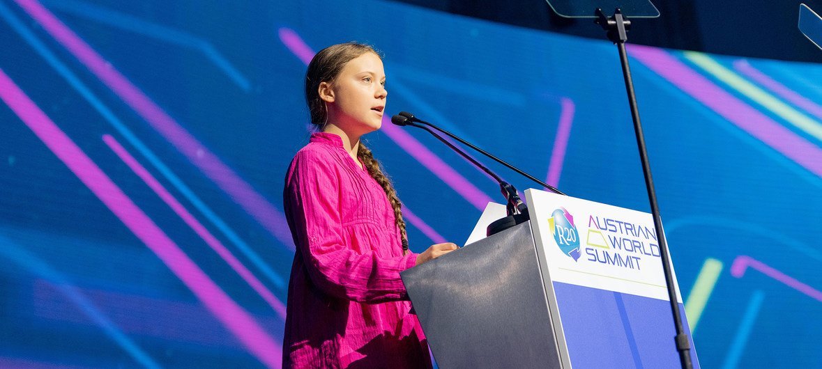 Greta Thunberg, La activista sueca de 16 años Greta Thunberg, que originó un movimiento de protesta estudiantil contra el calentamiento global, habla en la Cumbre Mundial Austriaca R20 de 2019.