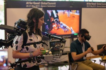 Una mujer demuestra como funciona una aplicación de inteligencia artificial en robótica durante una conferencia en Ginebra. 