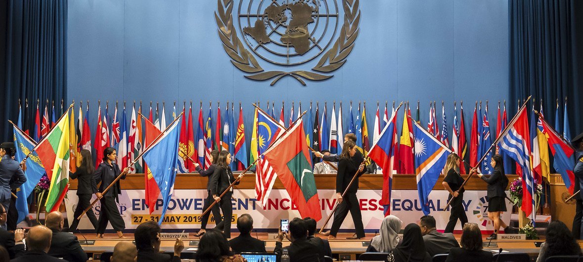संयुक्त राष्ट्र सामाजिक एवं आर्थिक आयोग के 75वें सत्र के उद्घाटन समारोह में झंडों की पारंपरिक परेड.