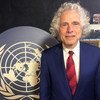 Профессор Стивен Пинкер в студии Службы новостей ООН в штаб-квартире Организации в Нью-Йорке. 
