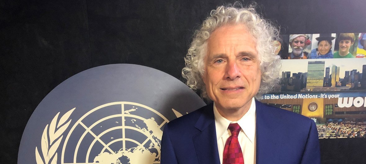 Профессор Стивен Пинкер в студии Службы новостей ООН в штаб-квартире Организации в Нью-Йорке. 