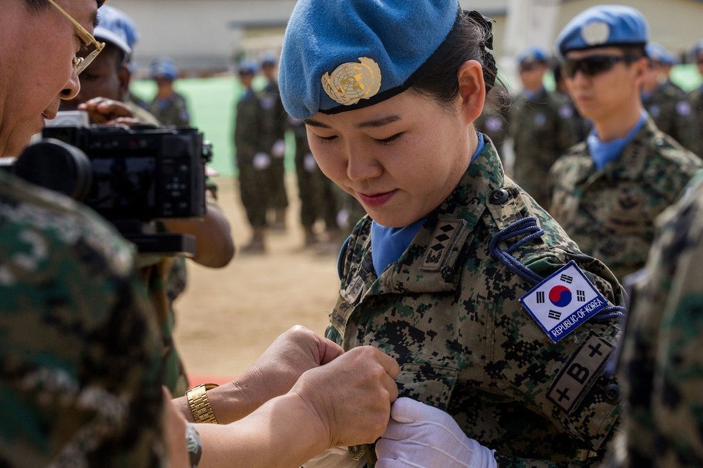 一名来自韩国的女性维和人员正在参加授勋仪式。